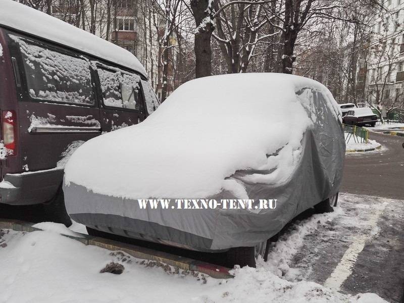 Фото двухслойного Премиум тента на автомобиль Chevrolet Niva на длительное хранение автомобиля светло-серого цвета из ткани Оссфорд 240den.