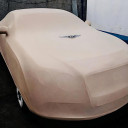 Эластичный бежевый чехол на автомобиль Bentley