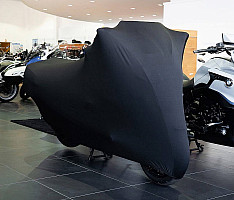 Фото моточехла из Бифлекса &ndash; уникальная эластичная ткань для идеальной посадки. Защита от пыли и повреждений в паркинге на парковке.