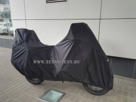 Премиум чехол для мотоцикла BMW R 1200 GS Adventure с тремя кофрами и высоким стеклом. Предназначен для хранения мотоцикла в любое время года. Ткань Окфорд 240den чёрного цвета.
