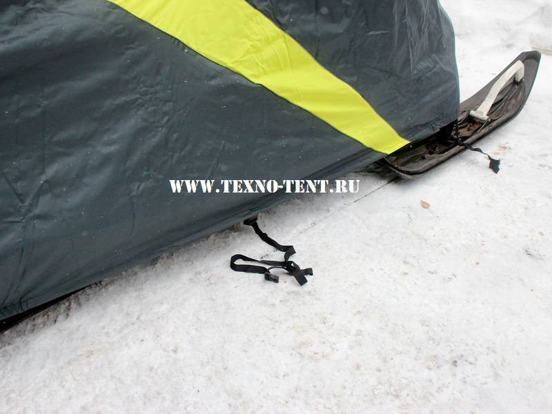 Фиксация чехла стропой под днищем снегохода.