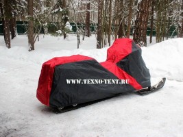 Двухцветный чехол для снегохода из ткани Оксфорд 240den из чёрно-красного цвета. Изготавливался индивидуально под заказ.