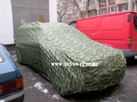 Фото стандартного тента на автомобиль Лада Ларгус Кросс из ткани Оксфорд 210den, цвет ткани камуфляж, для защиты автомобиля от солнца и грязи на улице.