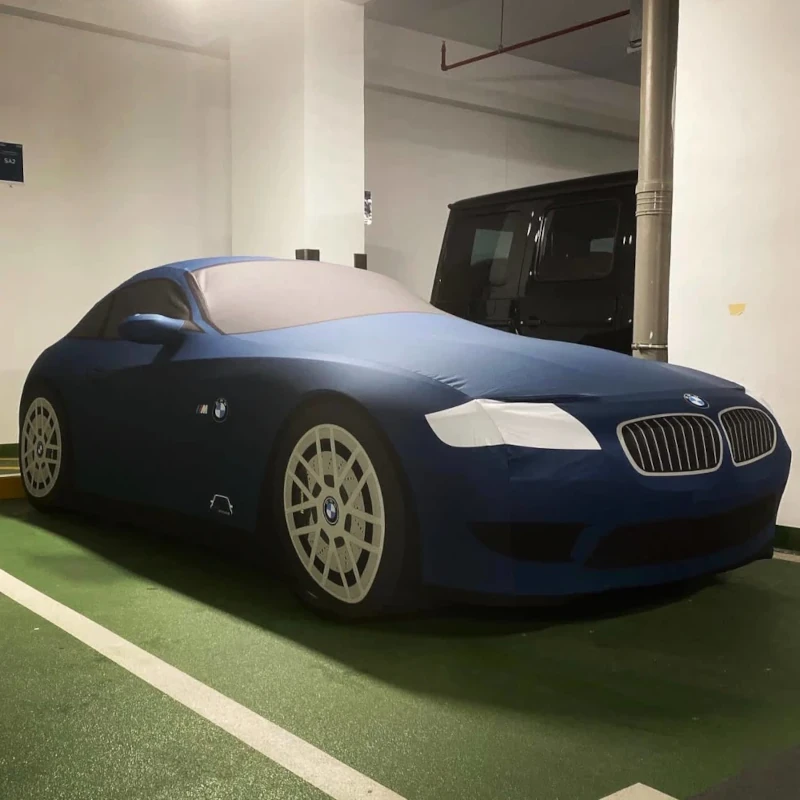 Чехол с принтом на BMW — защита и стиль в паркинге, ракурс 1 BMW полностью под чехлом из бифлекса с рисунком, вид спереди