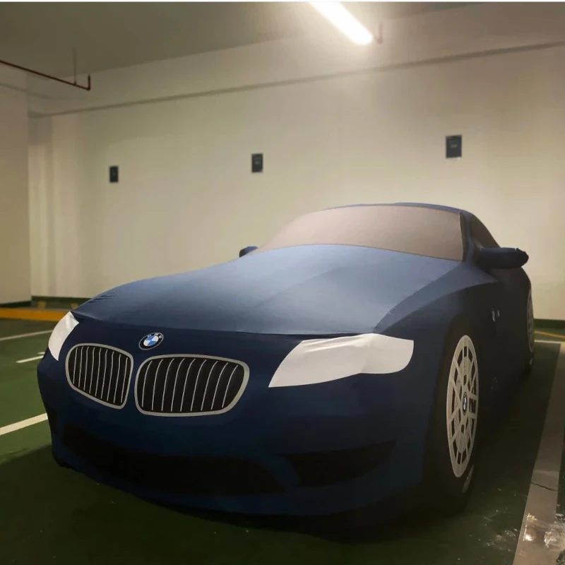 Чехол с принтом на BMW — идеальная посадка по 3D-лекалам, ракурс 2 BMW полностью под чехлом с рисунком, вид сзади