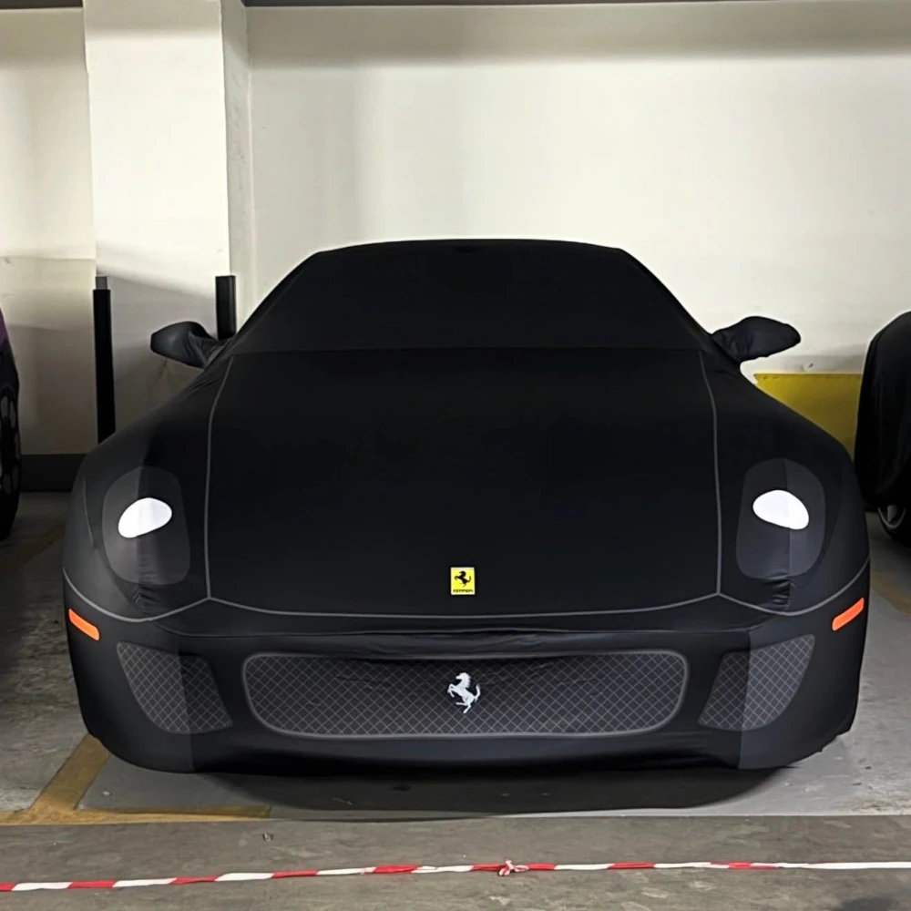 Чёрный чехол на Porsche — строгий стиль и полная защита в паркинге Porsche с чёрным чехлом из бифлекса, вид спереди