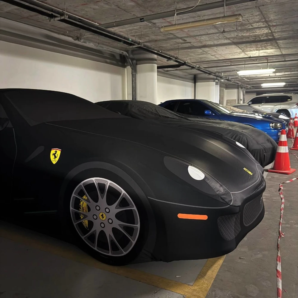 Чехол на Porsche, ракурс 45° — идеальное облегание по 3D-лекалам Porsche с чёрным чехлом, вид под углом 45 градусов