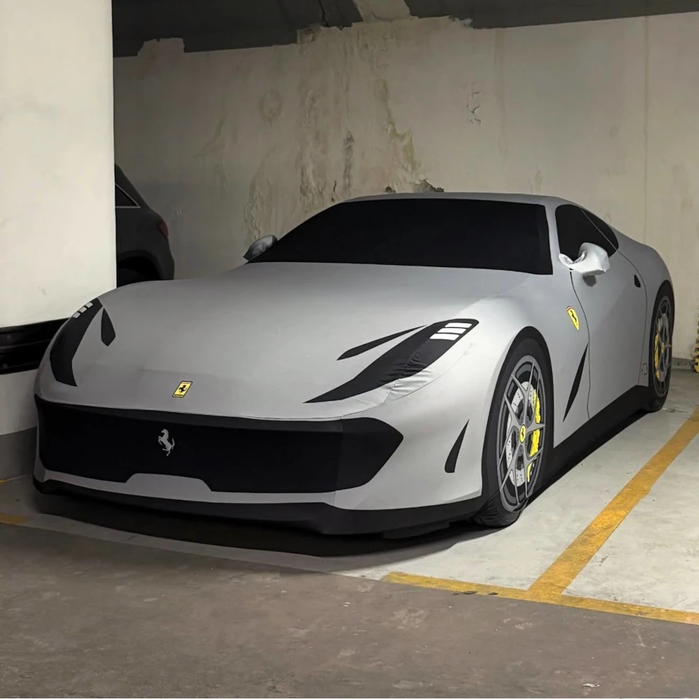 Серый чехол на Ferrari — элегантность и премиальная защита Ferrari с серым чехлом, вид под углом 45 градусов