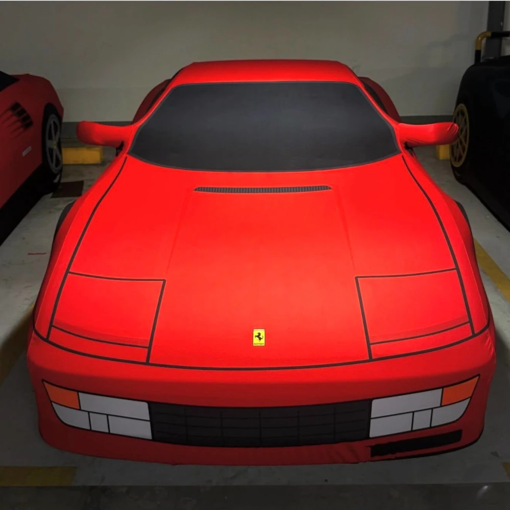 Красный чехол на Ferrari — акцент на деталях и качество печати Ferrari с красным чехлом, вид сверху на капот