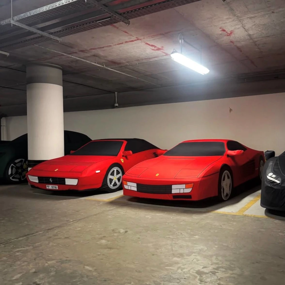 Красный чехол Ferrari в паркинге — выделяется и защищает Ferrari с красным чехлом на парковке среди других автомобилей