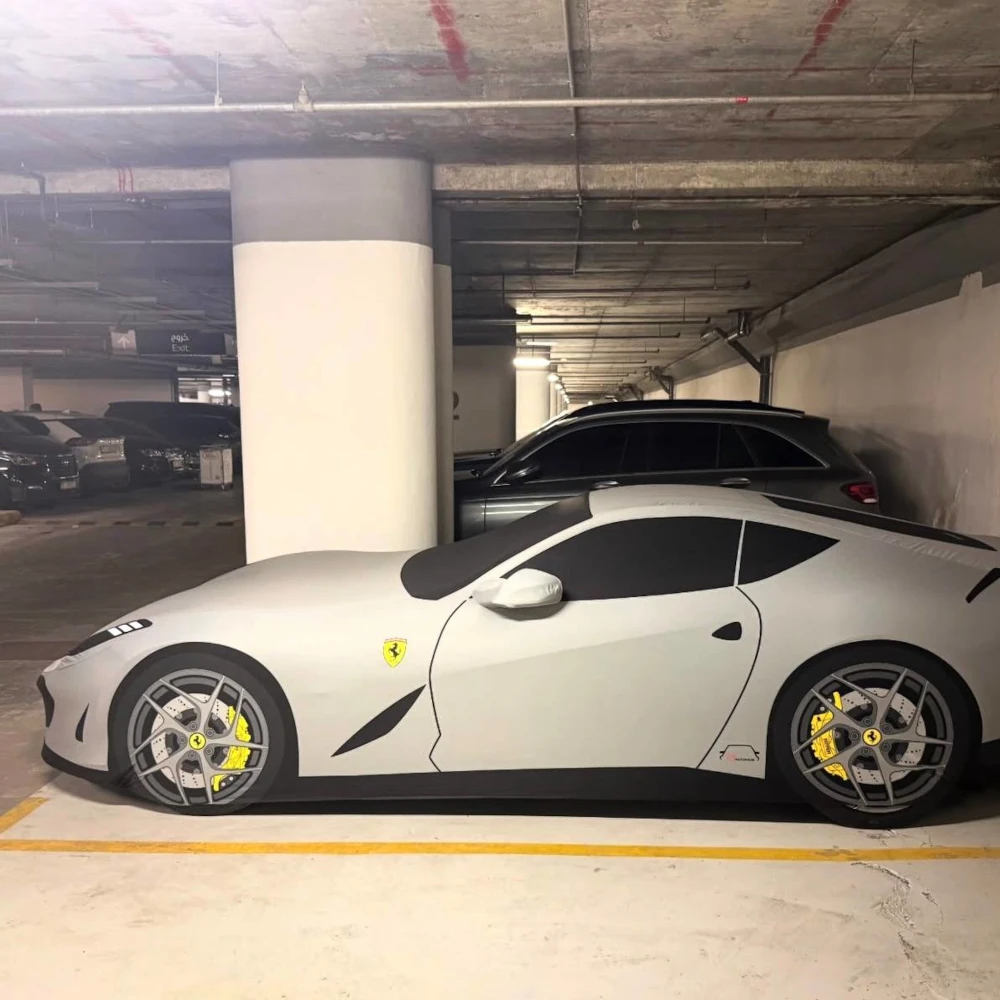 Серый чехол на Ferrari, боковой ракурс — идеальная посадка Ferrari с серым чехлом, вид сбоку